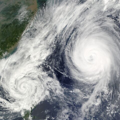台風　強風　異常気象　足場　倒壊　
